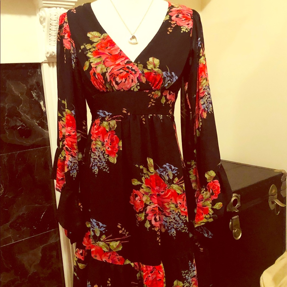 Betsy Johnson Bell Sleeve Runway Floral Dress 🌹